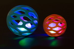 Spielzeug - Gitterball mit LED Leuchtkugel